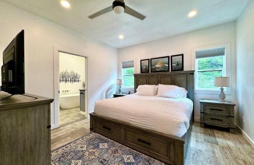 Somers Apartamento | New Cabin w Private Hot Tub and Fire Pit