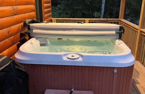 Deep Gap Cabina | New Cabin with Fiber OPTICS WIFI,HOT TUB, STOCKED CREEK
