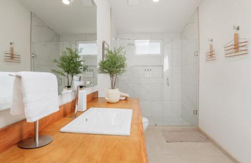 San Antonio de las Minas Casa | New Cabin with Jacuzzi near Wineries at Monte Olmo