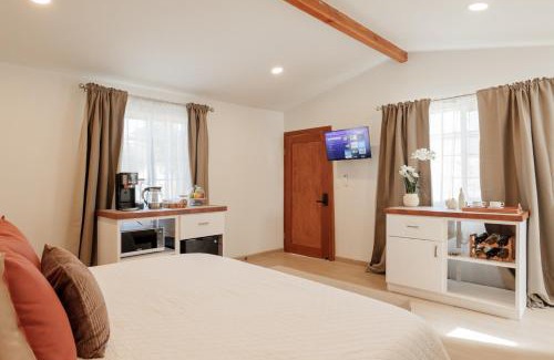San Antonio de las Minas Casa | New Cabin with Jacuzzi near Wineries at Monte Olmo
