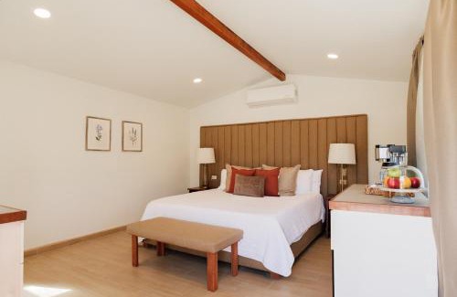 San Antonio de las Minas Casa | New Cabin with Jacuzzi near Wineries at Monte Olmo