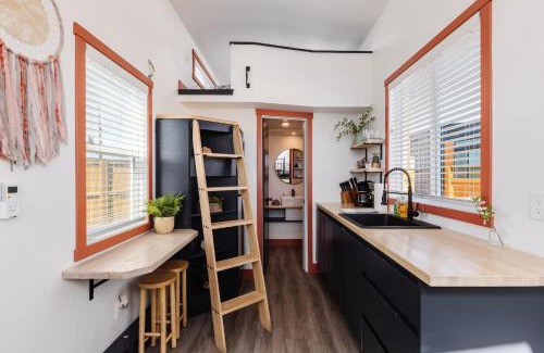 Apple Valley Casa | New calm & relaxing Tiny House w deck near ZION