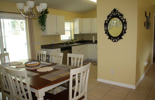 Crystal River Casa | NEW!Calming & Peaceful Retreat for R&R*Huge backyard* Minutes to Activities