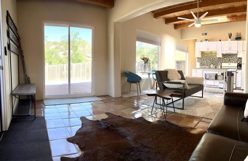 Santa Fe Casa | New casita w/large yard near the plaza & dog park