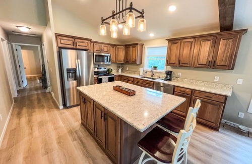 Necedah Casa | New Castle Rock Lakefront Getaway w hot tub and boat slip