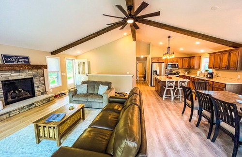 Necedah Casa | New Castle Rock Lakefront Getaway w hot tub and boat slip