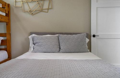 St. Johns Casa | New & Central 2BR Home with Patio