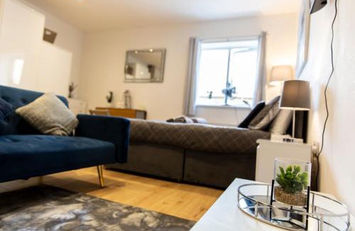 Maidstone Apartamento | New! Central & Cosy with Smart TV, Book Your Stay!