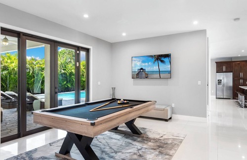Ludlam Casa | New Central Miami Home, Sleeps 20, 70' TV, Pool, Game Room, Spacious Backyard