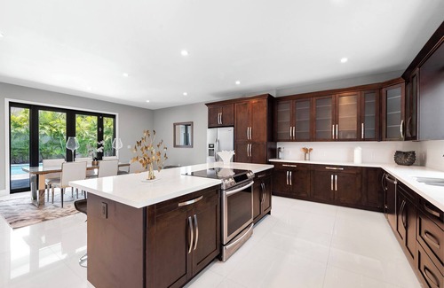 Ludlam Casa | New Central Miami Home, Sleeps 20, 70' TV, Pool, Game Room, Spacious Backyard