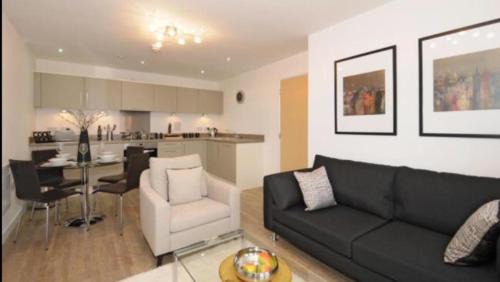 Woking Apartamento | New Central Woking 1 and 2 Bedroom Apartments with Free Gym, close to Train Station