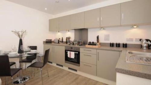 Woking Apartamento | New Central Woking 1 and 2 Bedroom Apartments with Free Gym, close to Train Station