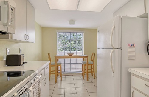 The Meadows Condominio | NEW! Charming 2/2 Condo Meadows Wedgewood Top Floor