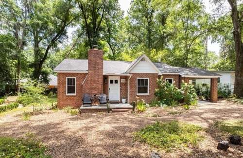Gainesville Casa | NEW! Charming 2-Bedroom House - 0.8 Mile Walk to Stadium and Midtown!