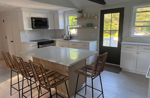 Green Harbor-Cedar Crest Casa | NEW!! Charming 2-bedroom house in Green Harbor Marshfield WALK TO BEACH