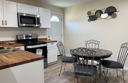 Springfield Casa | New & Charming 3-bedroom bungalow with WiFi and AC in Springfield Central