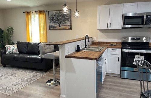 Springfield Casa | New & Charming 3-bedroom bungalow with WiFi and AC in Springfield Central