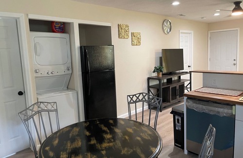 Springfield Casa | New & Charming 3-bedroom bungalow with WiFi and AC in Springfield Central