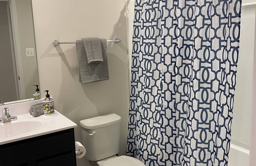 Winchester Casa | New Charming 3-bedroom townhome with WiFi and AC in Winchester
