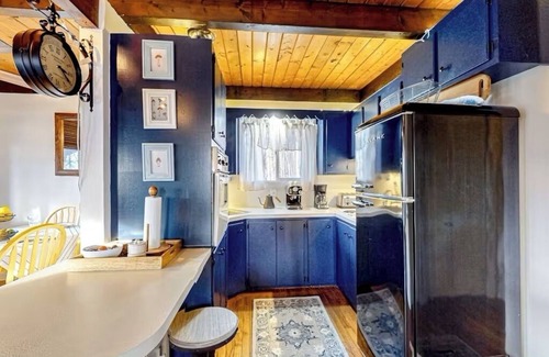 Whitefield Casa | NEW! Charming 3BD/1.5BA with mountain views, 2 fire places and a big deck