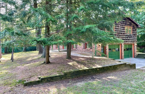 Sheboygan Casa | NEW! Charming 3BR/2BA Lake House in the Woods of the desirable Black River area