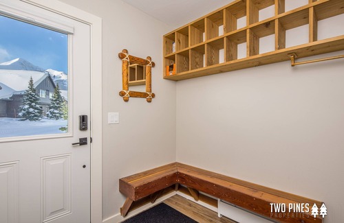 Big Horn Condominio | New Charming Big Horn Ski-In/Out Home! Cozy Fireplace, Walk to Resort!