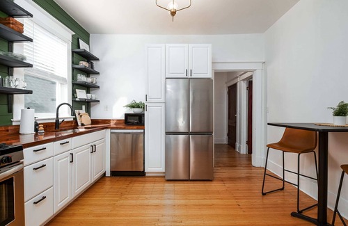 Clifton Apartamento | New! Charming City Condo! Walkable & Chic!