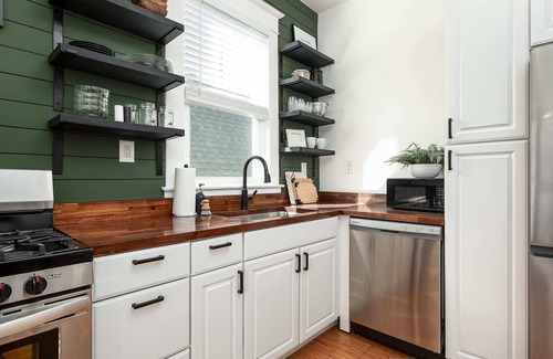 Clifton Apartamento | New! Charming City Condo! Walkable & Chic!