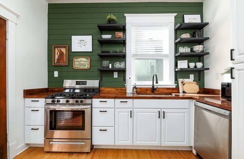 Clifton Apartamento | New! Charming City Condo! Walkable & Chic!