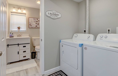 Lindenwald Casa | New Charming & Comfy~Walk to Restaurants~Backyard!