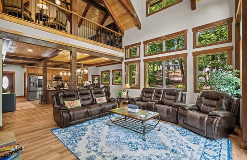 West Union Cabina | NEW Charming family friendly 3-bedroom cabin on serene Lake Keowee with Dock