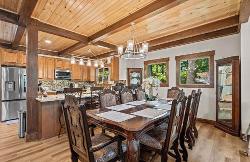 West Union Cabina | NEW Charming family friendly 3-bedroom cabin on serene Lake Keowee with Dock