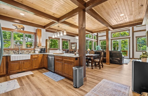 West Union Cabina | NEW Charming family friendly 3-bedroom cabin on serene Lake Keowee with Dock