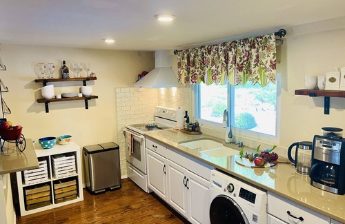 Plymouth Casa | NEW! Charming Lakefront House