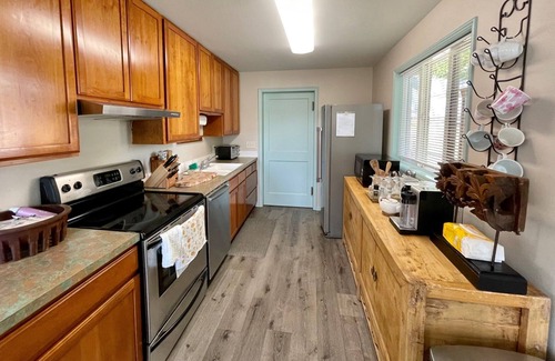 Kenmore Cabaña | New Charming Lakeview Cottage in Downtown Kenmore