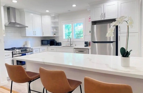 Castro Casa | NEW! Charming Oasis In Central Silicon Valley ~4beds~ beautiful backyard~
