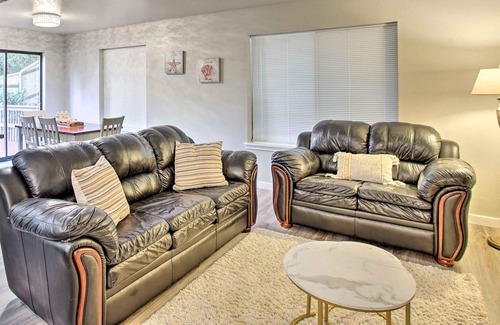 University Place Casa | NEW! Charming University Place Getaway w/ Deck!