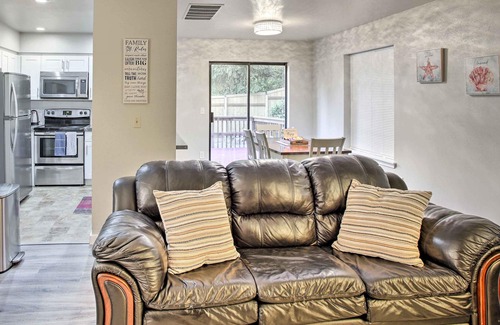 University Place Casa | NEW! Charming University Place Getaway w/ Deck!