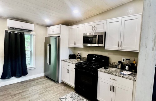 Brevard Casa | NEW “Charming Yellow Cottage"