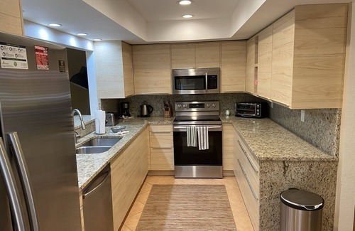 Sarasota Villa | NEW - Cheerful 2 bedroom villa - 13 min. to Siesta Key