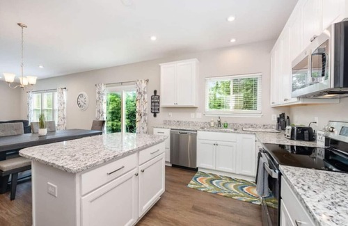 Otterbien Home Casa | NEW Cheerful 5 bedroom home in quiet suburban area.