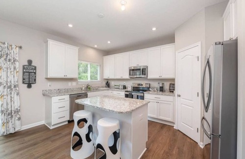 Otterbien Home Casa | NEW Cheerful 5 bedroom home in quiet suburban area.
