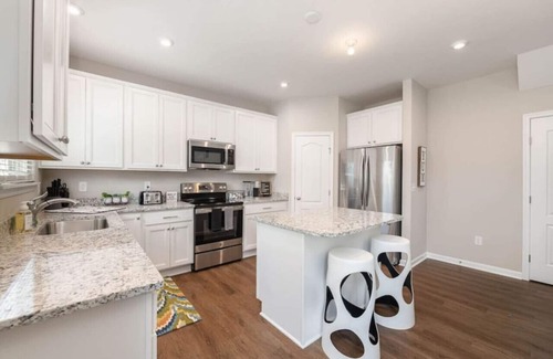 Otterbien Home Casa | NEW Cheerful 5 bedroom home in quiet suburban area.