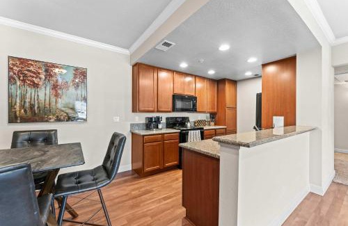 Reno/Tahoe Airport Apartamento | NEW Chic 2BR Stay with Heated Pool Gym & Mini Golf