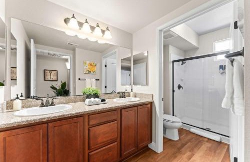 Reno/Tahoe Airport Apartamento | NEW Chic 2BR Stay with Heated Pool Gym & Mini Golf