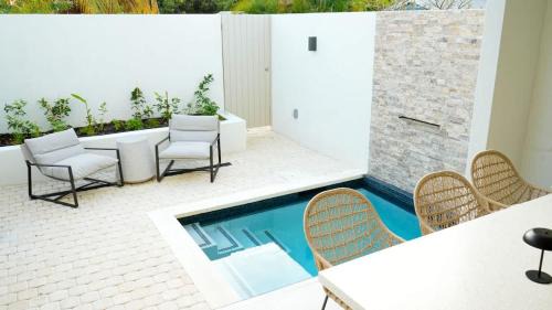 Gibbes Casa | New CHIC 3BR Villa Walk to Beach Pool & Terrace
