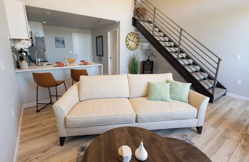 Old Southwest Apartamento | NEW Chic Urban Loft, 95 Walking Score, Private Patio, Full Kitchen, New Building