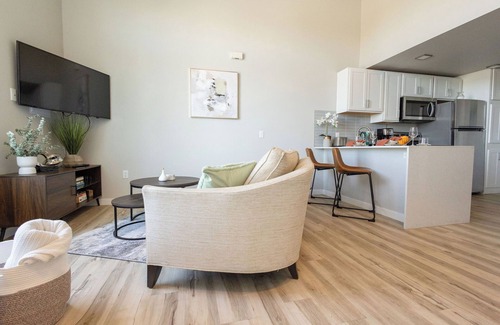 Old Southwest Apartamento | NEW Chic Urban Loft, 95 Walking Score, Private Patio, Full Kitchen, New Building