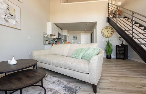 Old Southwest Apartamento | NEW Chic Urban Loft, 95 Walking Score, Private Patio, Full Kitchen, New Building