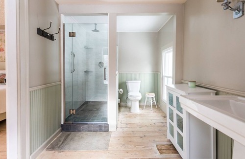 Hollowville Otro | NEW-Classic family farmhouse: 10 min to Hudson; 20 mins Catamount ski, huge pool